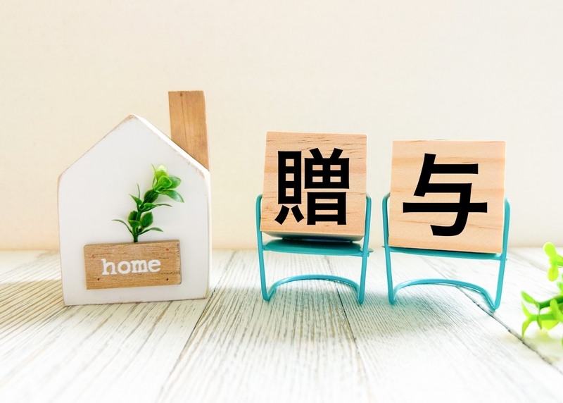 資産1億円の贈与税はいくら？税率の早見表や税負担を減らす特例も解説